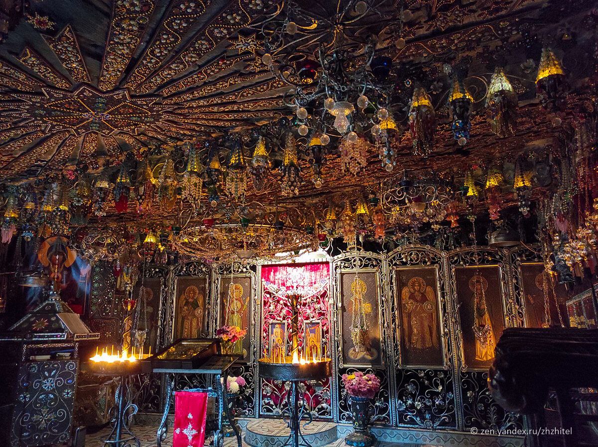 «Бисерный храм», также известен как скит Анастасии Узорешительницы, почитаемой за ее служение и облегчение страданий узникам, заключенным в темницах за веру Христову, — возрождённый скит Бахчисарайского Свято-Успенского... «Бисерный храм», также известен как скит Анастасии Узорешительницы, почитаемой за ее служение и облегчение страданий узникам, заключенным в темницах за веру Христову, — возрождённый скит Бахчисарайского Свято-Успенского...