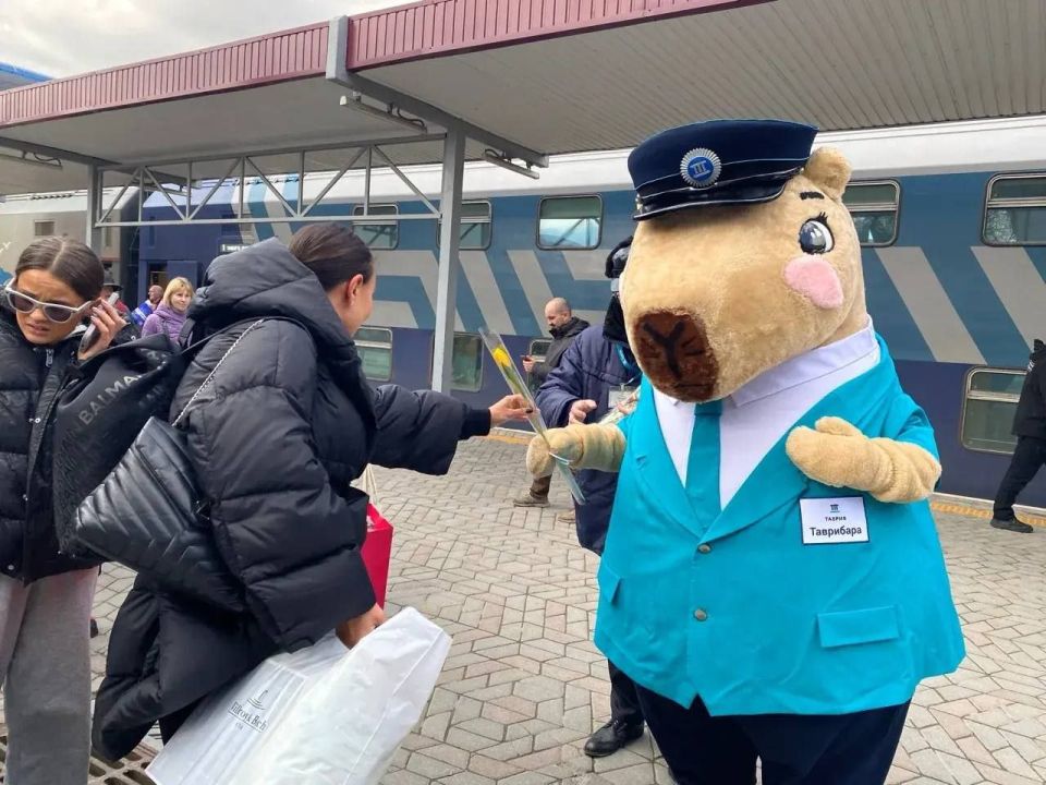 Букет от Таврибары. Сегодня на вокзале Симферополя наш народный проводник дарил женщинам цветы Букет от Таврибары. Сегодня на вокзале Симферополя наш народный проводник дарил женщинам цветы