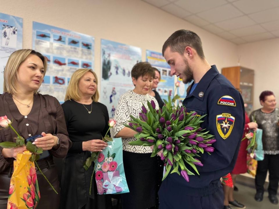 Сотрудники ГАУ РК «Ресурсный центр» вместе с добровольцами Симферопольского ВСКС поздравили тех, кто каждый день стоит на страже жизни и здоровья людей — сотрудниц экстренных служб и больницы им. Титова Сотрудники ГАУ РК «Ресурсный центр» вместе с добровольцами Симферопольского ВСКС поздравили тех, кто каждый день стоит на страже жизни и здоровья людей — сотрудниц экстренных служб и больницы им. Титова