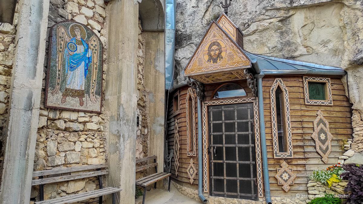 «Бисерный храм», также известен как скит Анастасии Узорешительницы, почитаемой за ее служение и облегчение страданий узникам, заключенным в темницах за веру Христову, — возрождённый скит Бахчисарайского Свято-Успенского... «Бисерный храм», также известен как скит Анастасии Узорешительницы, почитаемой за ее служение и облегчение страданий узникам, заключенным в темницах за веру Христову, — возрождённый скит Бахчисарайского Свято-Успенского...