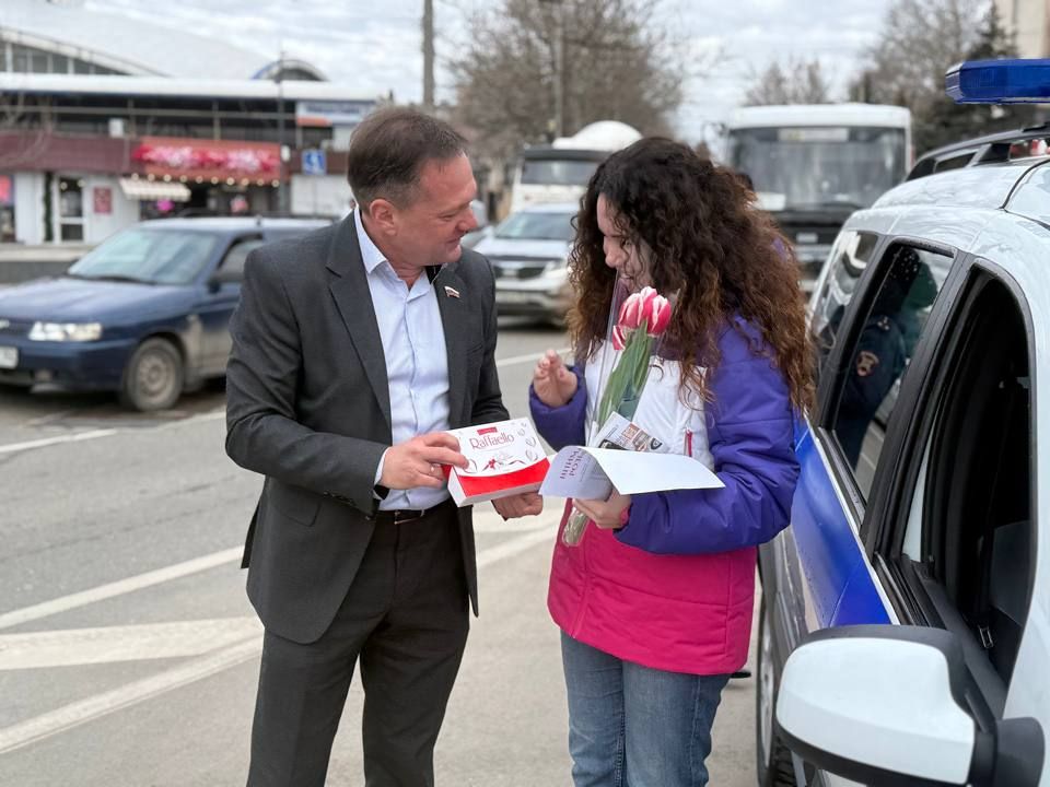 8 марта сотрудники Госавтоинспекции и представители органов местного самоуправления г. Симферополя провели акцию «Внимание! Разыскивается самая прекрасная автоледи» 8 марта сотрудники Госавтоинспекции и представители органов местного самоуправления г. Симферополя провели акцию «Внимание! Разыскивается самая прекрасная автоледи»