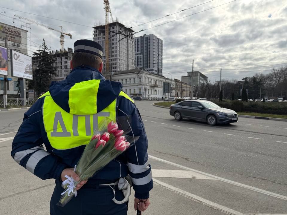 8 марта сотрудники Госавтоинспекции и представители органов местного самоуправления г. Симферополя провели акцию «Внимание! Разыскивается самая прекрасная автоледи» 8 марта сотрудники Госавтоинспекции и представители органов местного самоуправления г. Симферополя провели акцию «Внимание! Разыскивается самая прекрасная автоледи»
