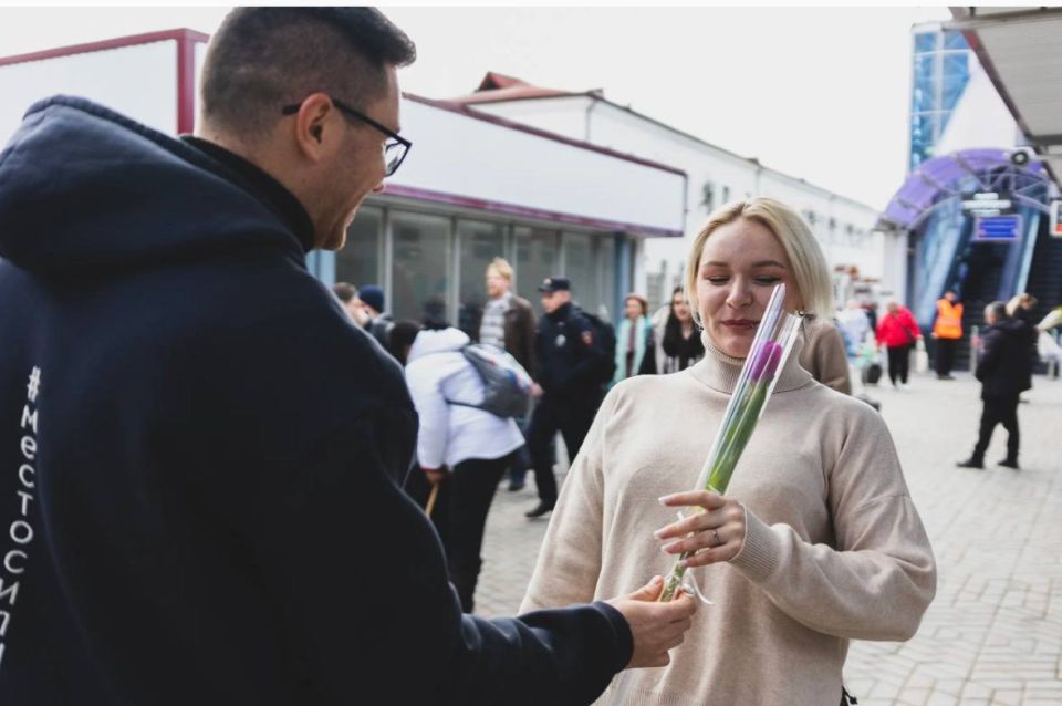 Сегодня мы дарили праздник нашим гостям! В Крыму в рамках Года гостеприимства стартовала акция «Цветочная встреча» Сегодня мы дарили праздник нашим гостям! В Крыму в рамках Года гостеприимства стартовала акция «Цветочная встреча»