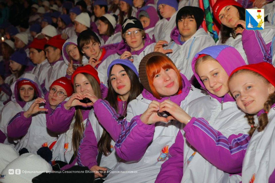 Участник программы «Севастополь — город героев» выступил перед артековцами на торжественной церемонии закрытия смены Участник программы «Севастополь — город героев» выступил перед артековцами на торжественной церемонии закрытия смены