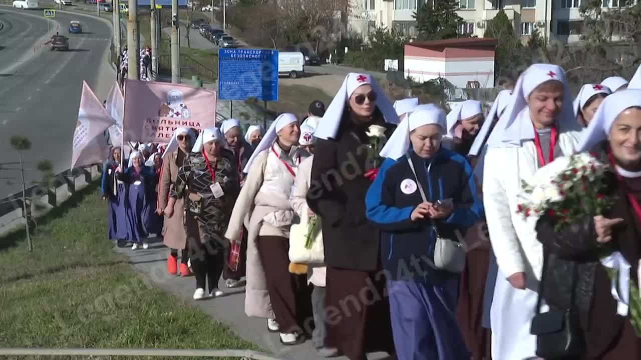 Второй день первого съезда сестёр милосердия Крыма и Новороссии начался с крестного хода от Нового Херсонеса до открывшегося поклонного креста