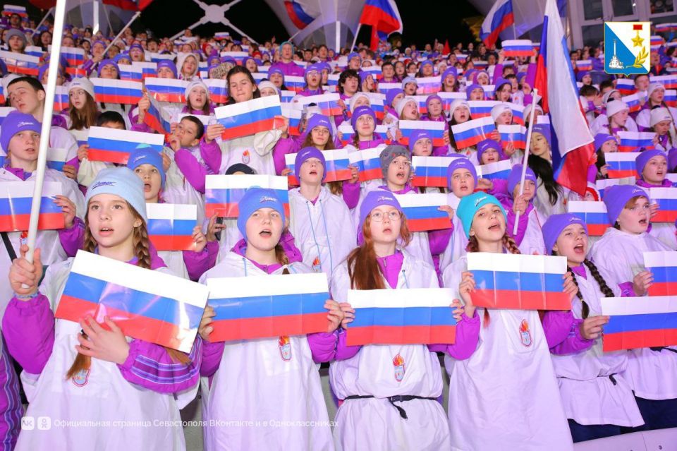 Участник программы «Севастополь — город героев» выступил перед артековцами на торжественной церемонии закрытия смены Участник программы «Севастополь — город героев» выступил перед артековцами на торжественной церемонии закрытия смены