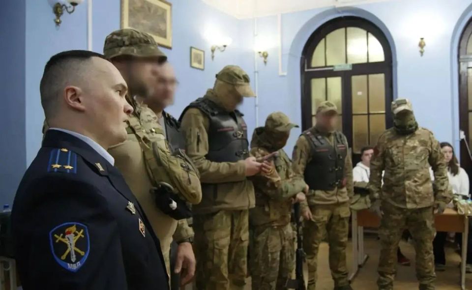 В Алупке прошел «Урок мужества» для школьников: ялтинские стражи порядка поделились опытом и знаниями В Алупке прошел «Урок мужества» для школьников: ялтинские стражи порядка поделились опытом и знаниями