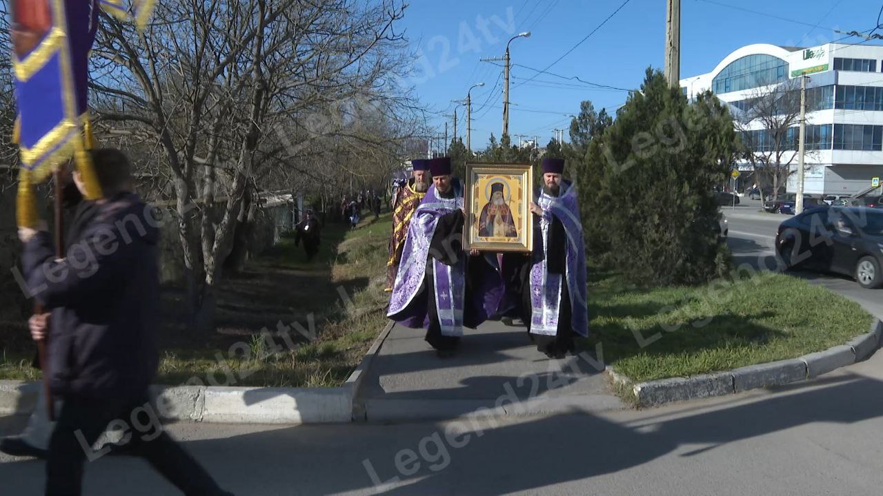 Второй день первого съезда сестёр милосердия Крыма и Новороссии начался с крестного хода от Нового Херсонеса до открывшегося поклонного креста Второй день первого съезда сестёр милосердия Крыма и Новороссии начался с крестного хода от Нового Херсонеса до открывшегося поклонного креста