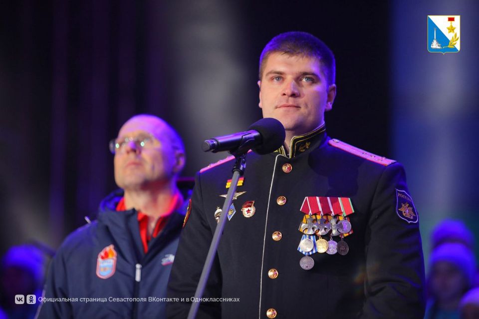 Участник программы «Севастополь — город героев» выступил перед артековцами на торжественной церемонии закрытия смены