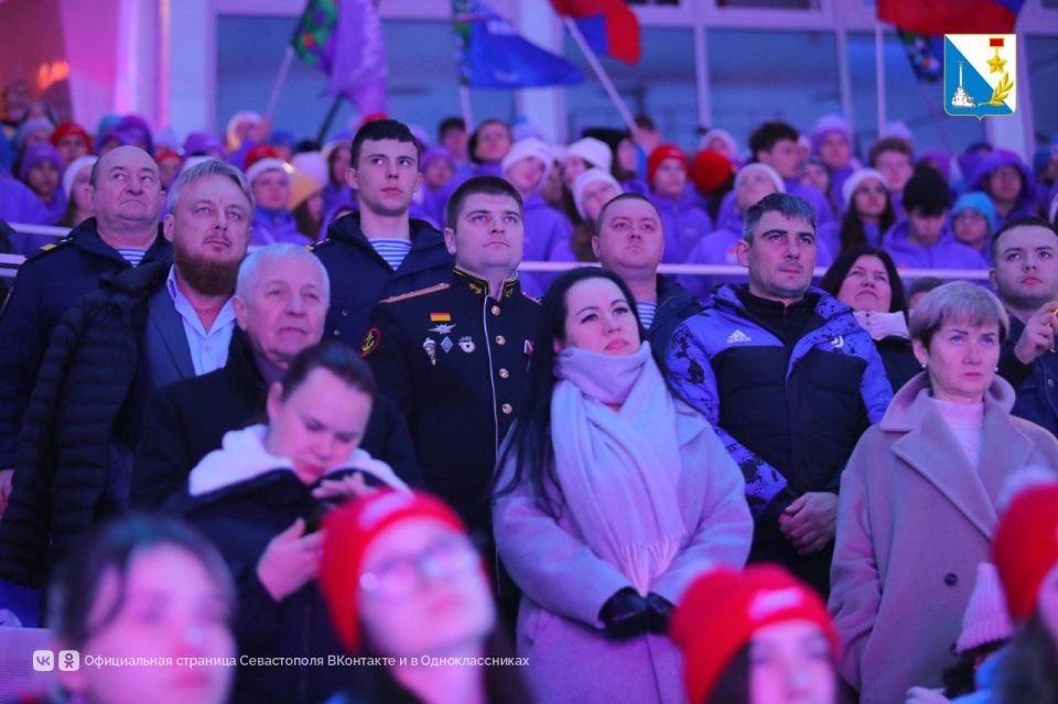 Участник программы «Севастополь — город героев» выступил перед артековцами на торжественной церемонии закрытия смены Участник программы «Севастополь — город героев» выступил перед артековцами на торжественной церемонии закрытия смены