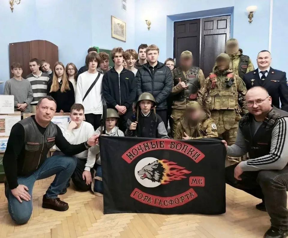 В Алупке прошел «Урок мужества» для школьников: ялтинские стражи порядка поделились опытом и знаниями В Алупке прошел «Урок мужества» для школьников: ялтинские стражи порядка поделились опытом и знаниями