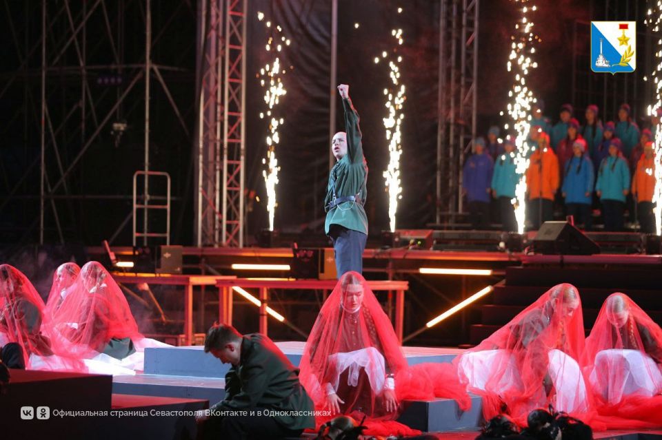 Участник программы «Севастополь — город героев» выступил перед артековцами на торжественной церемонии закрытия смены Участник программы «Севастополь — город героев» выступил перед артековцами на торжественной церемонии закрытия смены