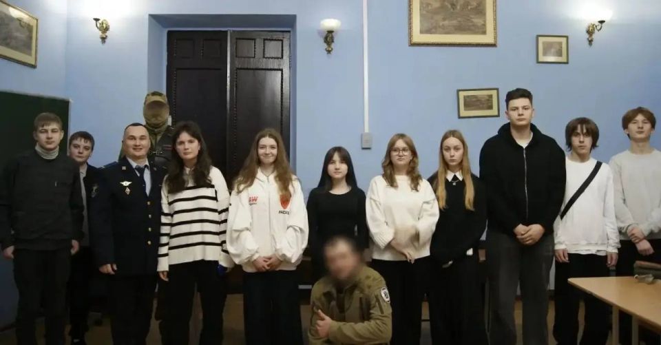 В Алупке прошел «Урок мужества» для школьников: ялтинские стражи порядка поделились опытом и знаниями В Алупке прошел «Урок мужества» для школьников: ялтинские стражи порядка поделились опытом и знаниями