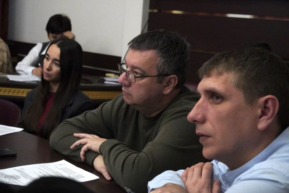 Рабочую неделю глава администрации Керчи Олег Каторгин начал с аппаратного совещания с заместителями и руководителями структурных подразделений администрации Рабочую неделю глава администрации Керчи Олег Каторгин начал с аппаратного совещания с заместителями и руководителями структурных подразделений администрации
