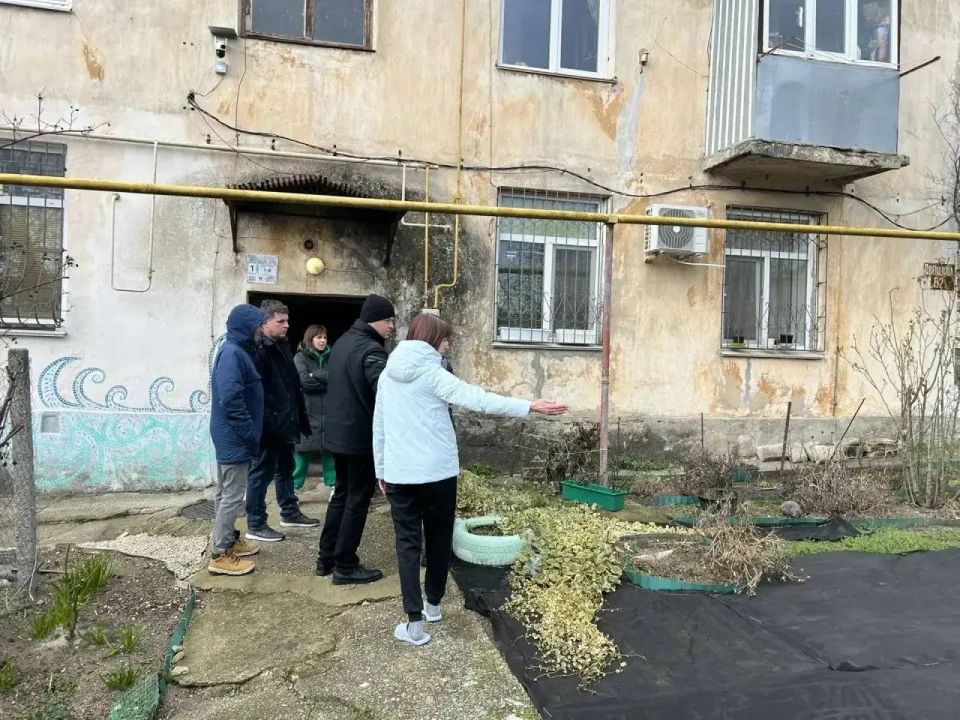 В Керчи продолжаются встречи с жителями многоквартирных домов для оперативного решения насущных вопросов В Керчи продолжаются встречи с жителями многоквартирных домов для оперативного решения насущных вопросов