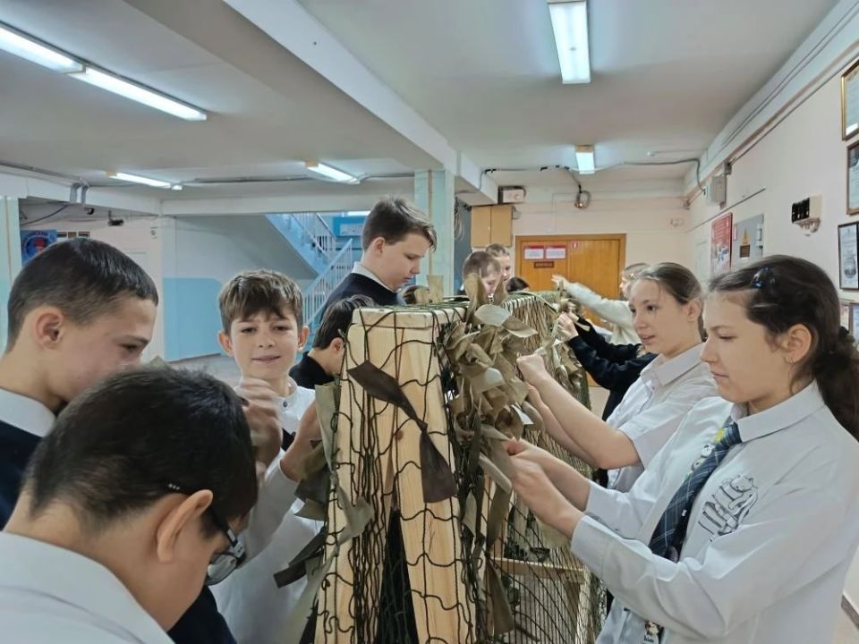 Волонтерский отряд Школы-гимназии №10 им. Э.К. Покровского под руководством советника директора Супрун А.А. совместно с кадетами приняли участие в плетении маскировочных сетей Волонтерский отряд Школы-гимназии №10 им. Э.К. Покровского под руководством советника директора Супрун А.А. совместно с кадетами приняли участие в плетении маскировочных сетей