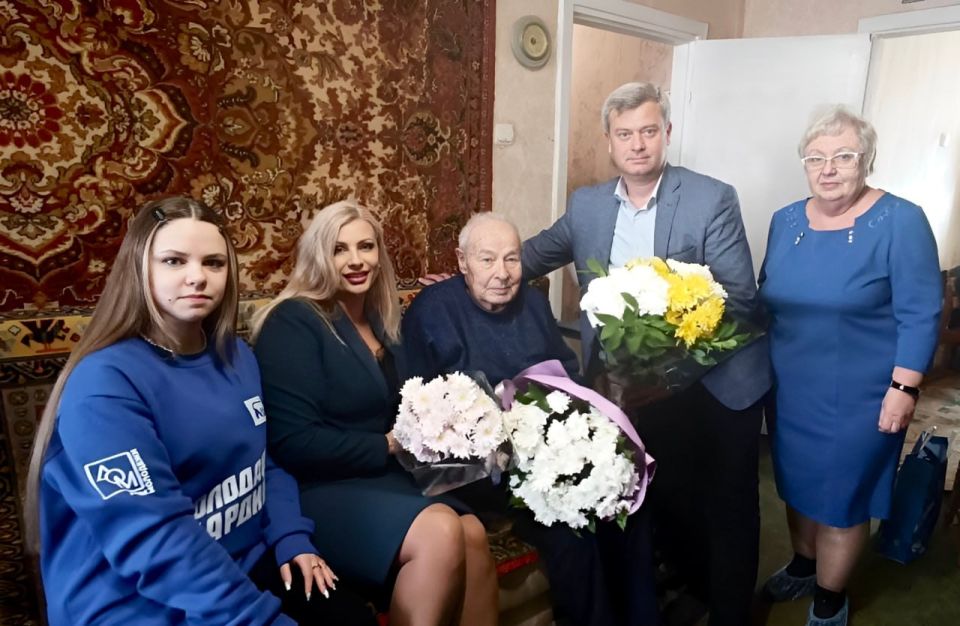 По поручению Главы Республики Крым Сергея Аксёнова представитель Главы РК в группе муниципальных образований РК Ирина Мезавцова и заместитель главы администрации Эльдар Муждабаев поздравили со 100-летним юбилеем ветерана... По поручению Главы Республики Крым Сергея Аксёнова представитель Главы РК в группе муниципальных образований РК Ирина Мезавцова и заместитель главы администрации Эльдар Муждабаев поздравили со 100-летним юбилеем ветерана...
