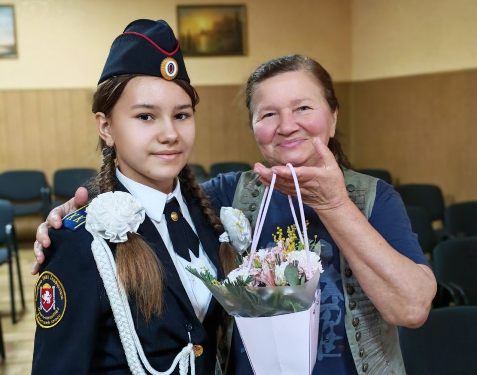 Офицеры и кадеты СК России поздравили подопечных Крымского госпиталя для ветеранов войн с Международным женским днем