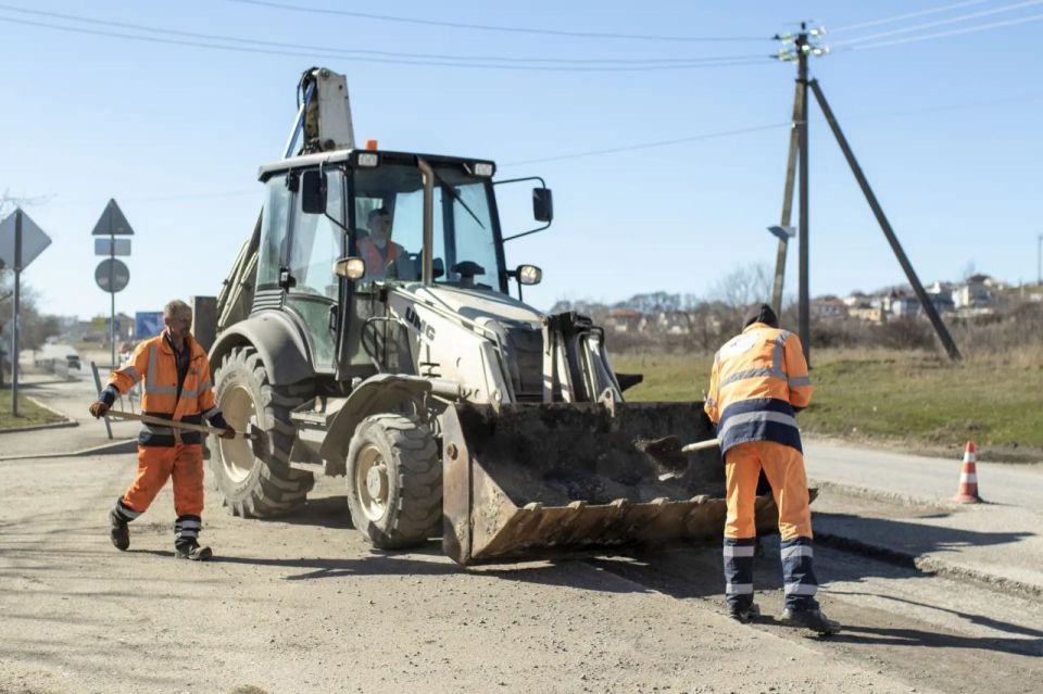 В Симферополе продолжаются работы по ремонту дорог В Симферополе продолжаются работы по ремонту дорог