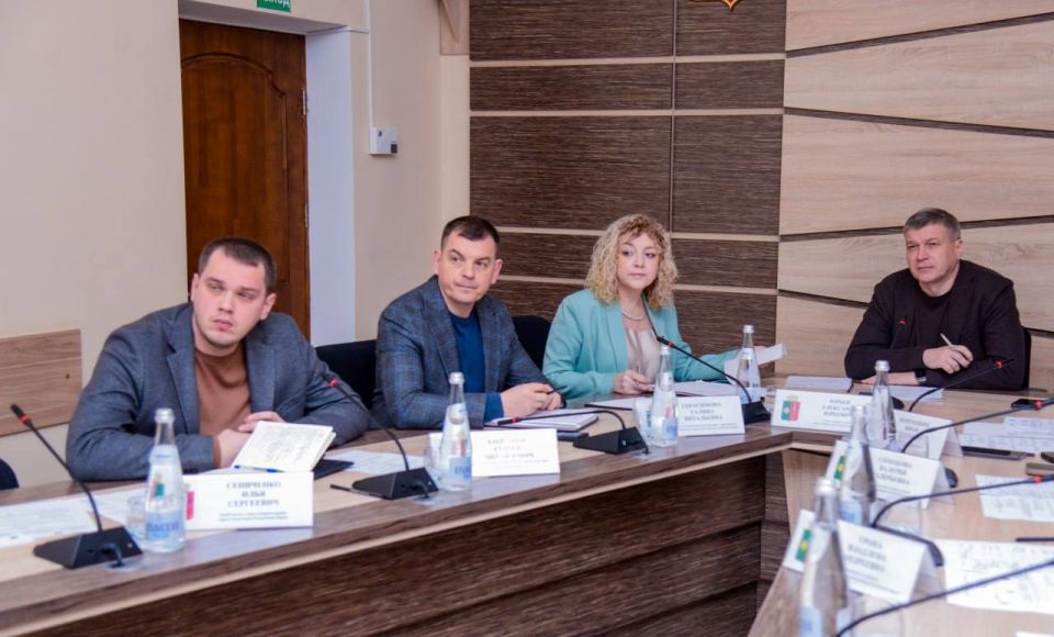 Александр Юрьев: Аппаратное совещание провели в расширенном формате с участием главы города Галины Герасимовой, руководителей департаментов, управлений и подведомственных учреждений администрации города Александр Юрьев: Аппаратное совещание провели в расширенном формате с участием главы города Галины Герасимовой, руководителей департаментов, управлений и подведомственных учреждений администрации города