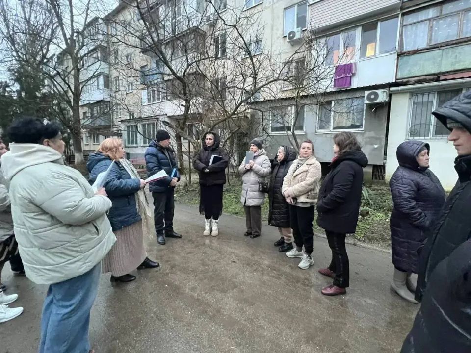 В Керчи продолжаются встречи с жителями многоквартирных домов для оперативного решения насущных вопросов В Керчи продолжаются встречи с жителями многоквартирных домов для оперативного решения насущных вопросов