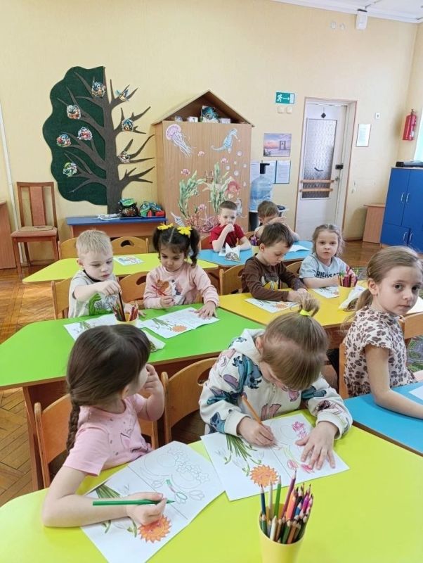Сотрудники библиотеки-филиала № 23 им. И. Л. Сельвинского подготовили и провели для воспитанников группы № 3 «Непоседы» МБДОУ № 100 «Космос» час творчества «Весенний праздник творчества: открытки для любимых мам» Сотрудники библиотеки-филиала № 23 им. И. Л. Сельвинского подготовили и провели для воспитанников группы № 3 «Непоседы» МБДОУ № 100 «Космос» час творчества «Весенний праздник творчества: открытки для любимых мам»