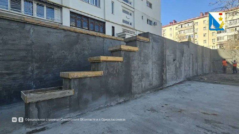 Подпорные стены на улице Вакуленчука готовят к облицовке известняковыми плитами Подпорные стены на улице Вакуленчука готовят к облицовке известняковыми плитами