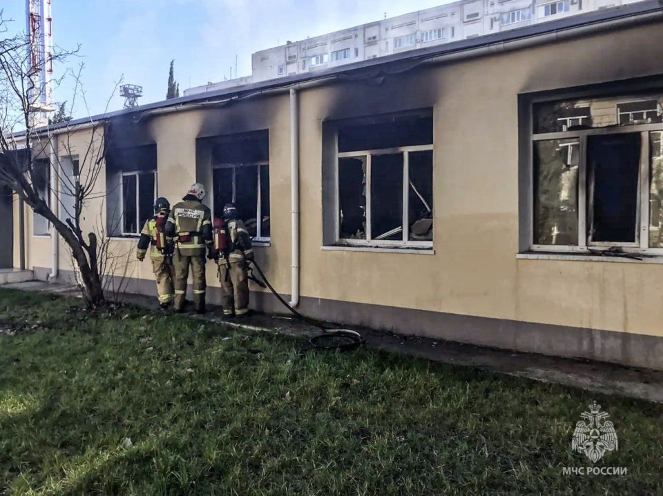 Пожар в постройке возле гимназии № 10 потушили в Севастополе Пожар в постройке возле гимназии № 10 потушили в Севастополе