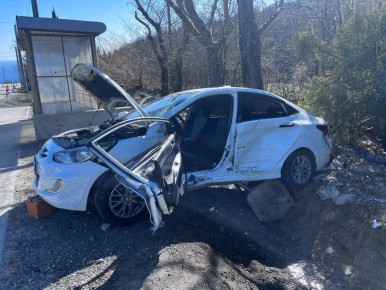 Водителя иномарки зажало в салоне после аварии под Алуштой