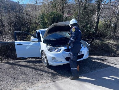 Водителя легковушки зажало в салоне после ДТП под Алуштой