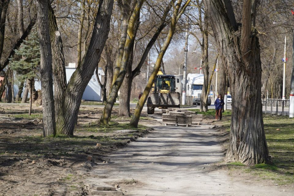 Стартовало благоустройство территории на остановке «Фабрика-кухня» Стартовало благоустройство территории на остановке «Фабрика-кухня»