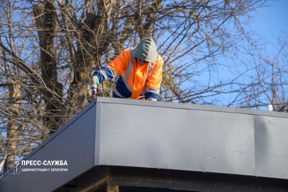 В Евпатории продолжается демонтаж незаконных торговых объектов В Евпатории продолжается демонтаж незаконных торговых объектов