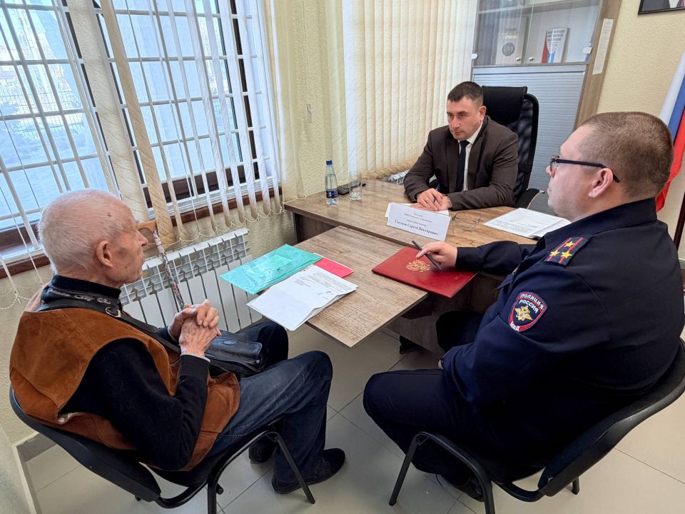 Начальник УМВД России по г.Севастополю генерал-майор полиции Сергей Сигунов провёл личный приём граждан Начальник УМВД России по г.Севастополю генерал-майор полиции Сергей Сигунов провёл личный приём граждан
