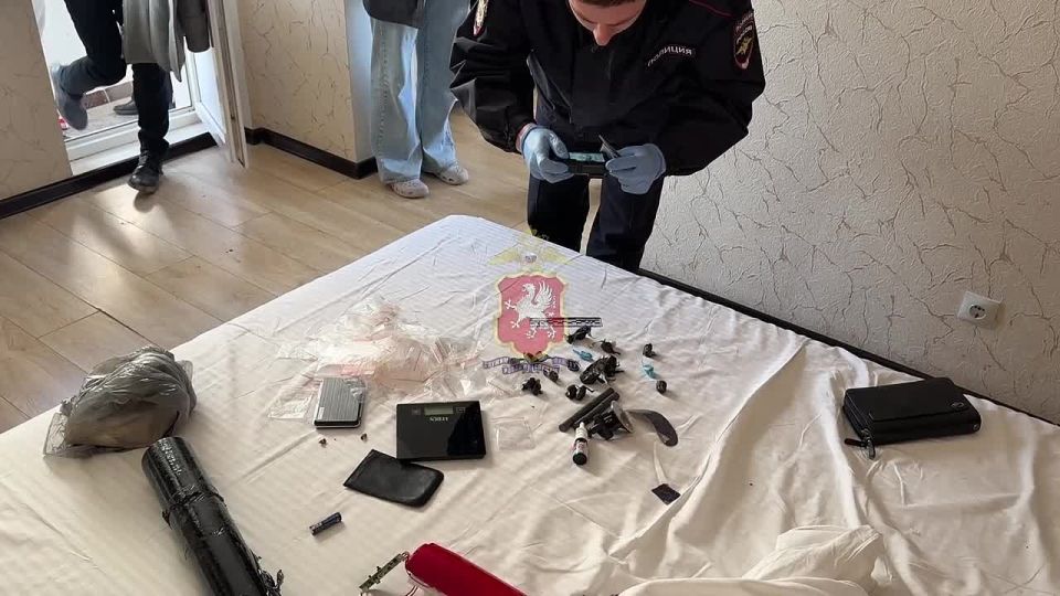 Севастопольские оперативники наркоконтроля задержали подозреваемого, намеревавшегося сбыть запрещенные вещества в особо крупном размере