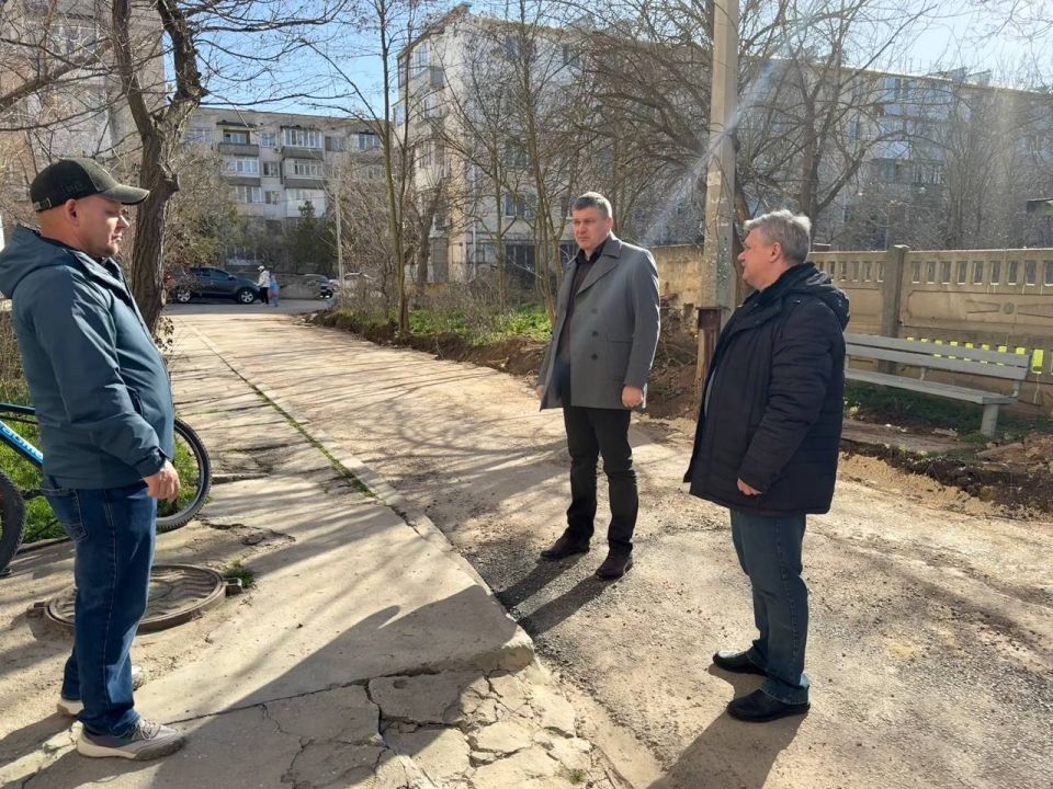 Александр Юрьев: Во время обхода города проверил качество грейдирования дорог Александр Юрьев: Во время обхода города проверил качество грейдирования дорог