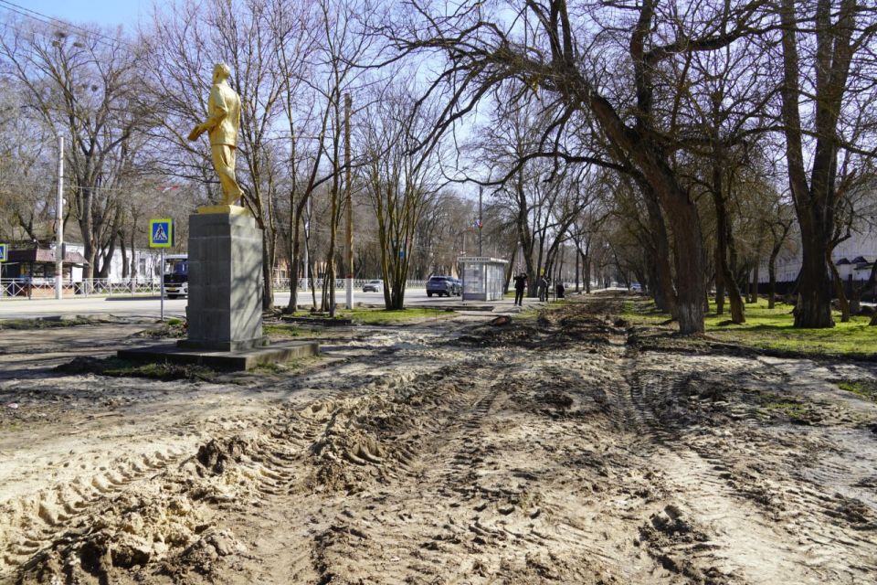 Стартовало благоустройство территории на остановке «Фабрика-кухня» Стартовало благоустройство территории на остановке «Фабрика-кухня»