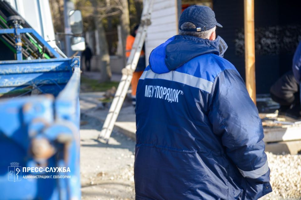 В Евпатории продолжается демонтаж незаконных торговых объектов В Евпатории продолжается демонтаж незаконных торговых объектов