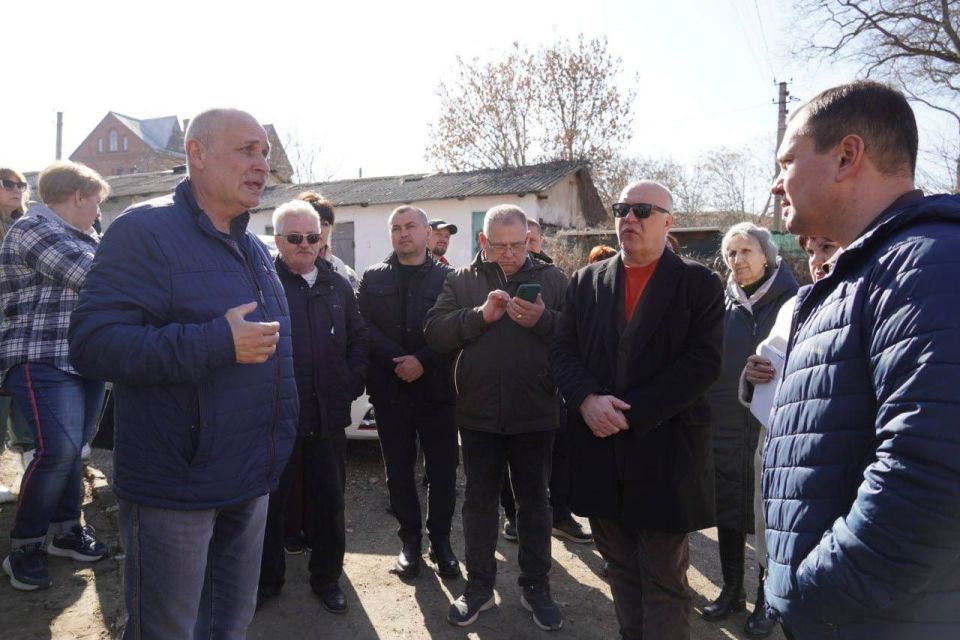 Глава администрации Керчи Олег Каторгин провел выездную встречу с жителями домов по ул. Комарова, 83А и 83Б, ул. Некрасова, 1. Обсудили текущие проблемы, планы по благоустройству и капремонту Глава администрации Керчи Олег Каторгин провел выездную встречу с жителями домов по ул. Комарова, 83А и 83Б, ул. Некрасова, 1. Обсудили текущие проблемы, планы по благоустройству и капремонту