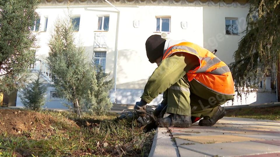 Весенний уход за зелёными зонами начали в Севастополе Весенний уход за зелёными зонами начали в Севастополе