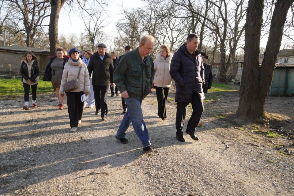 Глава администрации Керчи Олег Каторгин провёл заключительную встречу по предстоящему благоустройству придомовых территорий с жителями ул. 1-й Пятилетки, 23/22, 21, 19, 17/17, ул. Розы Люксембург, 15, 13, 11, 9/20, ул.... Глава администрации Керчи Олег Каторгин провёл заключительную встречу по предстоящему благоустройству придомовых территорий с жителями ул. 1-й Пятилетки, 23/22, 21, 19, 17/17, ул. Розы Люксембург, 15, 13, 11, 9/20, ул....