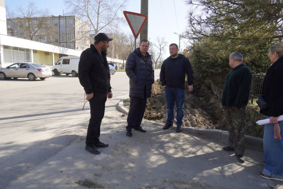 Начались работы по обустройству пешеходной аллеи вдоль ул. Кирова. Об этом сообщил глава администрации Олег Каторгин Начались работы по обустройству пешеходной аллеи вдоль ул. Кирова. Об этом сообщил глава администрации Олег Каторгин