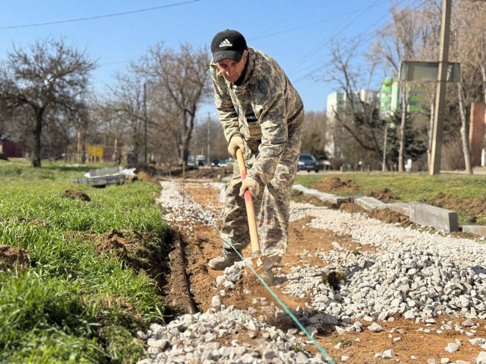 Начались работы по обустройству пешеходной аллеи вдоль ул. Кирова. Об этом сообщил глава администрации Олег Каторгин Начались работы по обустройству пешеходной аллеи вдоль ул. Кирова. Об этом сообщил глава администрации Олег Каторгин