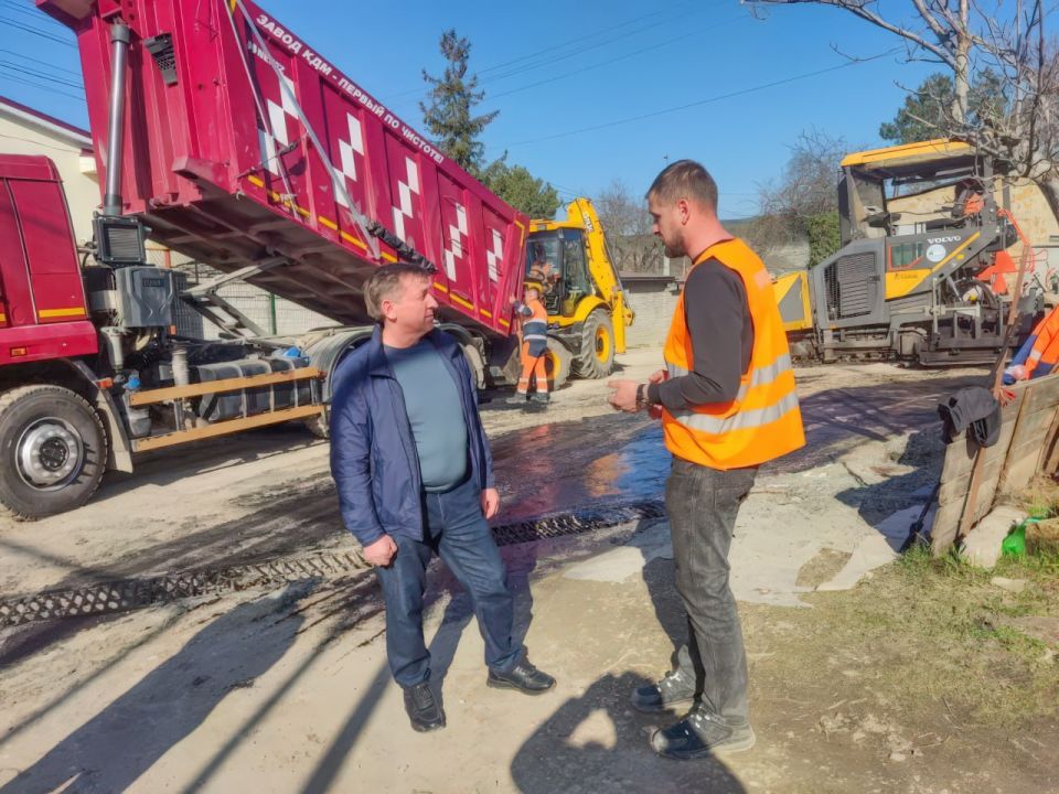 Юрий Гоцанюк: В Крыму продолжается аварийно-ямочный ремонт дорог: работы идут по графику и, с учётом благоприятных погодных условий, не будут приостановлены в выходные дни Юрий Гоцанюк: В Крыму продолжается аварийно-ямочный ремонт дорог: работы идут по графику и, с учётом благоприятных погодных условий, не будут приостановлены в выходные дни