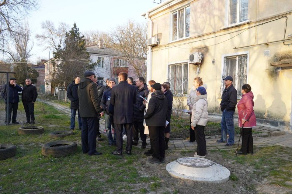 Глава администрации Керчи Олег Каторгин провёл заключительную встречу по предстоящему благоустройству придомовых территорий с жителями ул. 1-й Пятилетки, 23/22, 21, 19, 17/17, ул. Розы Люксембург, 15, 13, 11, 9/20, ул.... Глава администрации Керчи Олег Каторгин провёл заключительную встречу по предстоящему благоустройству придомовых территорий с жителями ул. 1-й Пятилетки, 23/22, 21, 19, 17/17, ул. Розы Люксембург, 15, 13, 11, 9/20, ул....