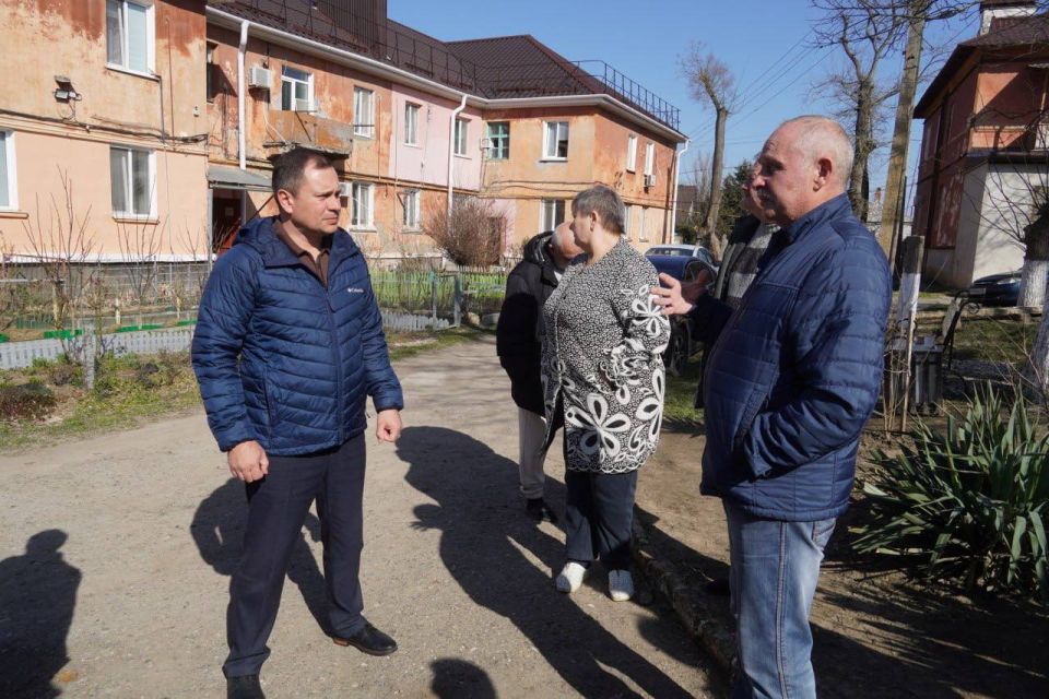 Глава администрации Керчи Олег Каторгин провел выездную встречу с жителями домов по ул. Комарова, 83А и 83Б, ул. Некрасова, 1. Обсудили текущие проблемы, планы по благоустройству и капремонту Глава администрации Керчи Олег Каторгин провел выездную встречу с жителями домов по ул. Комарова, 83А и 83Б, ул. Некрасова, 1. Обсудили текущие проблемы, планы по благоустройству и капремонту