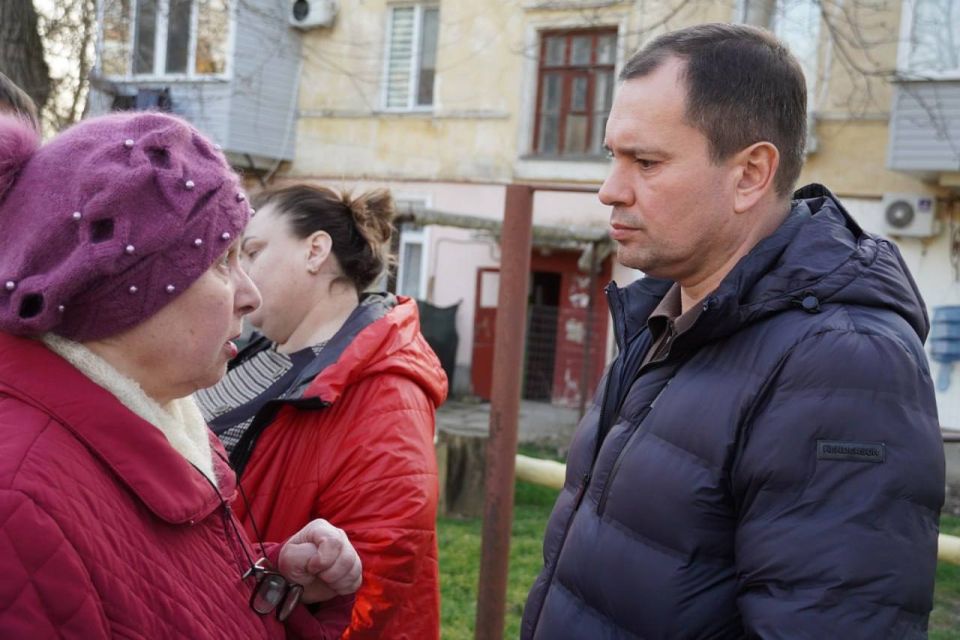 Глава администрации Керчи Олег Каторгин провёл заключительную встречу по предстоящему благоустройству придомовых территорий с жителями ул. 1-й Пятилетки, 23/22, 21, 19, 17/17, ул. Розы Люксембург, 15, 13, 11, 9/20, ул.... Глава администрации Керчи Олег Каторгин провёл заключительную встречу по предстоящему благоустройству придомовых территорий с жителями ул. 1-й Пятилетки, 23/22, 21, 19, 17/17, ул. Розы Люксембург, 15, 13, 11, 9/20, ул....