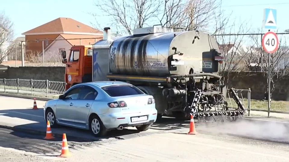 В крымской столице с начала года отремонтировано более 10 тысяч квадратных метров дорожного покрытия