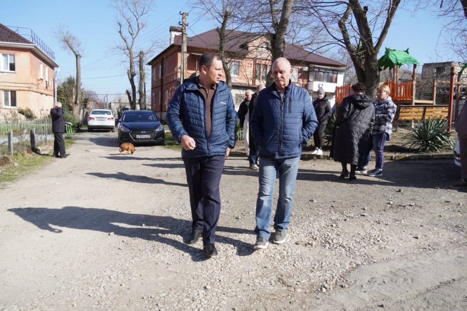 Глава администрации Керчи Олег Каторгин провел выездную встречу с жителями домов по ул. Комарова, 83А и 83Б, ул. Некрасова, 1. Обсудили текущие проблемы, планы по благоустройству и капремонту Глава администрации Керчи Олег Каторгин провел выездную встречу с жителями домов по ул. Комарова, 83А и 83Б, ул. Некрасова, 1. Обсудили текущие проблемы, планы по благоустройству и капремонту
