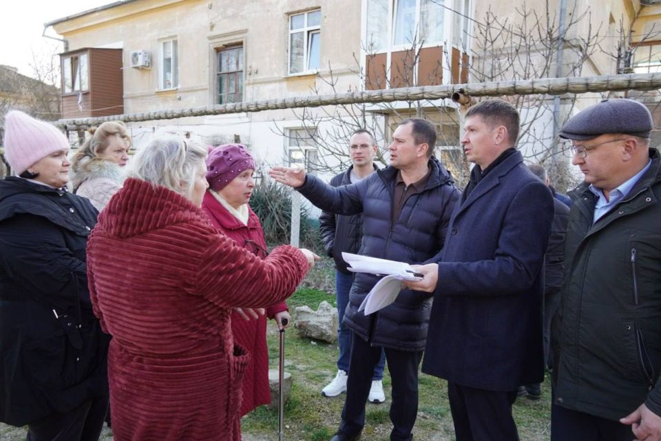 Глава администрации Керчи Олег Каторгин провёл заключительную встречу по предстоящему благоустройству придомовых территорий с жителями ул. 1-й Пятилетки, 23/22, 21, 19, 17/17, ул. Розы Люксембург, 15, 13, 11, 9/20, ул.... Глава администрации Керчи Олег Каторгин провёл заключительную встречу по предстоящему благоустройству придомовых территорий с жителями ул. 1-й Пятилетки, 23/22, 21, 19, 17/17, ул. Розы Люксембург, 15, 13, 11, 9/20, ул....