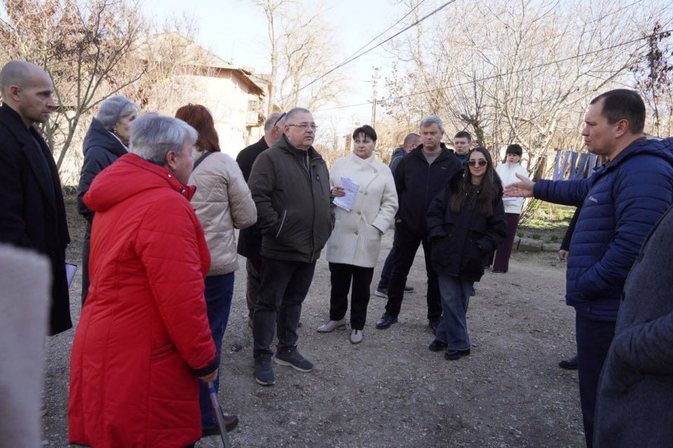 Глава администрации Керчи Олег Каторгин провел выездную встречу с жителями домов по ул. Комарова, 83А и 83Б, ул. Некрасова, 1. Обсудили текущие проблемы, планы по благоустройству и капремонту Глава администрации Керчи Олег Каторгин провел выездную встречу с жителями домов по ул. Комарова, 83А и 83Б, ул. Некрасова, 1. Обсудили текущие проблемы, планы по благоустройству и капремонту